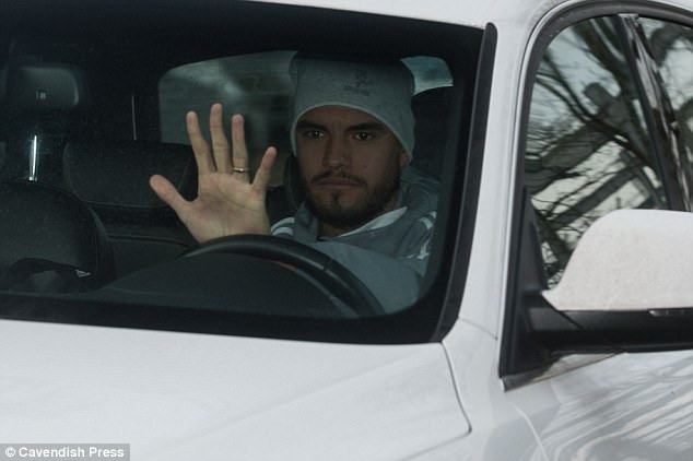 Thầy trò Mourinho ủ rũ đến sân tập sau thất bại ở derby